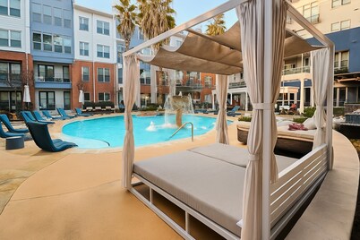 Galleria Luxury Stay Pool Gym Stunning Views.  3-Mins From Galleria Mall!