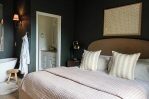 5 bedrooms, iron/ironing board, free WiFi, bed sheets
