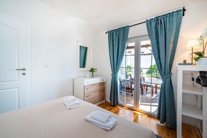 5 bedrooms, iron/ironing board, free WiFi, bed sheets