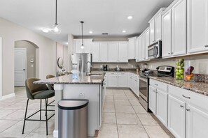 雪櫃、微波爐、焗爐、爐具