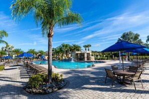 Een verwarmd zwembad