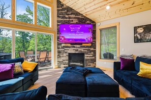 Smart TV, chimenea y videojuegos