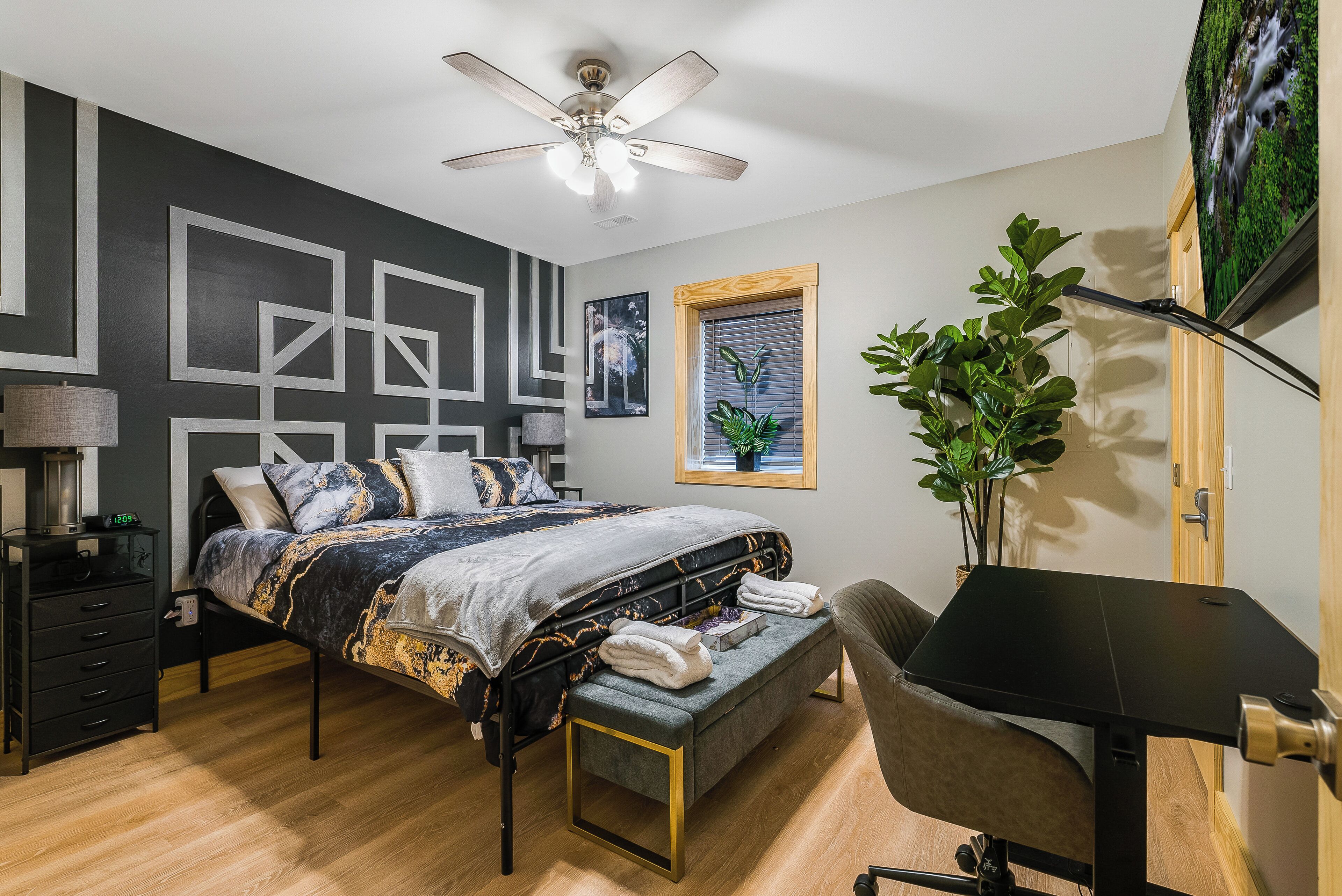 6 dormitorios, escritorio, tabla de planchar con plancha y cuna de viaje