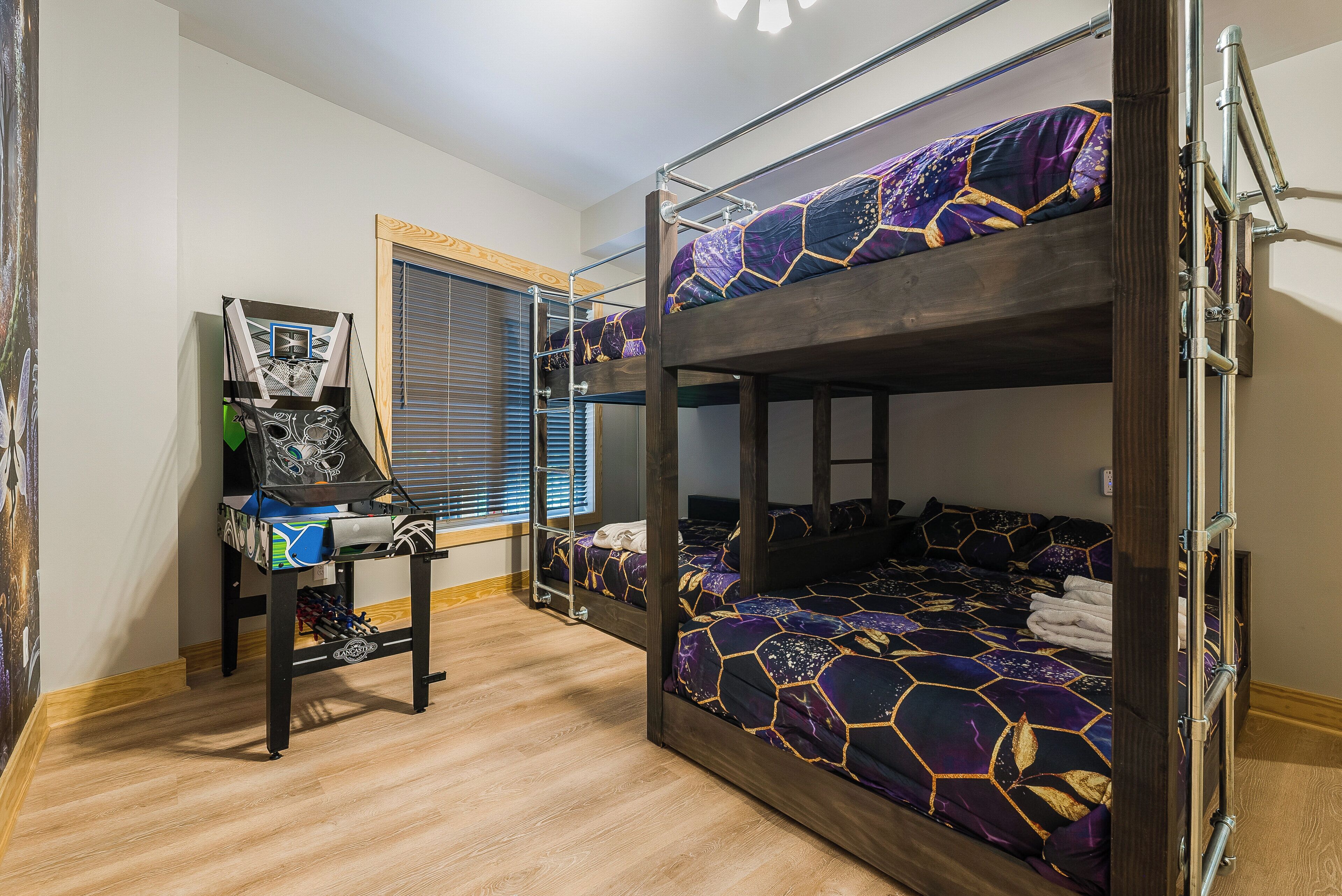 6 bedrooms, desk, iron/ironing board, travel cot