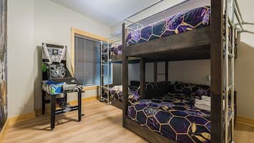 6 bedrooms, desk, iron/ironing board, travel cot