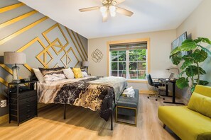 6 bedrooms, desk, iron/ironing board, travel crib