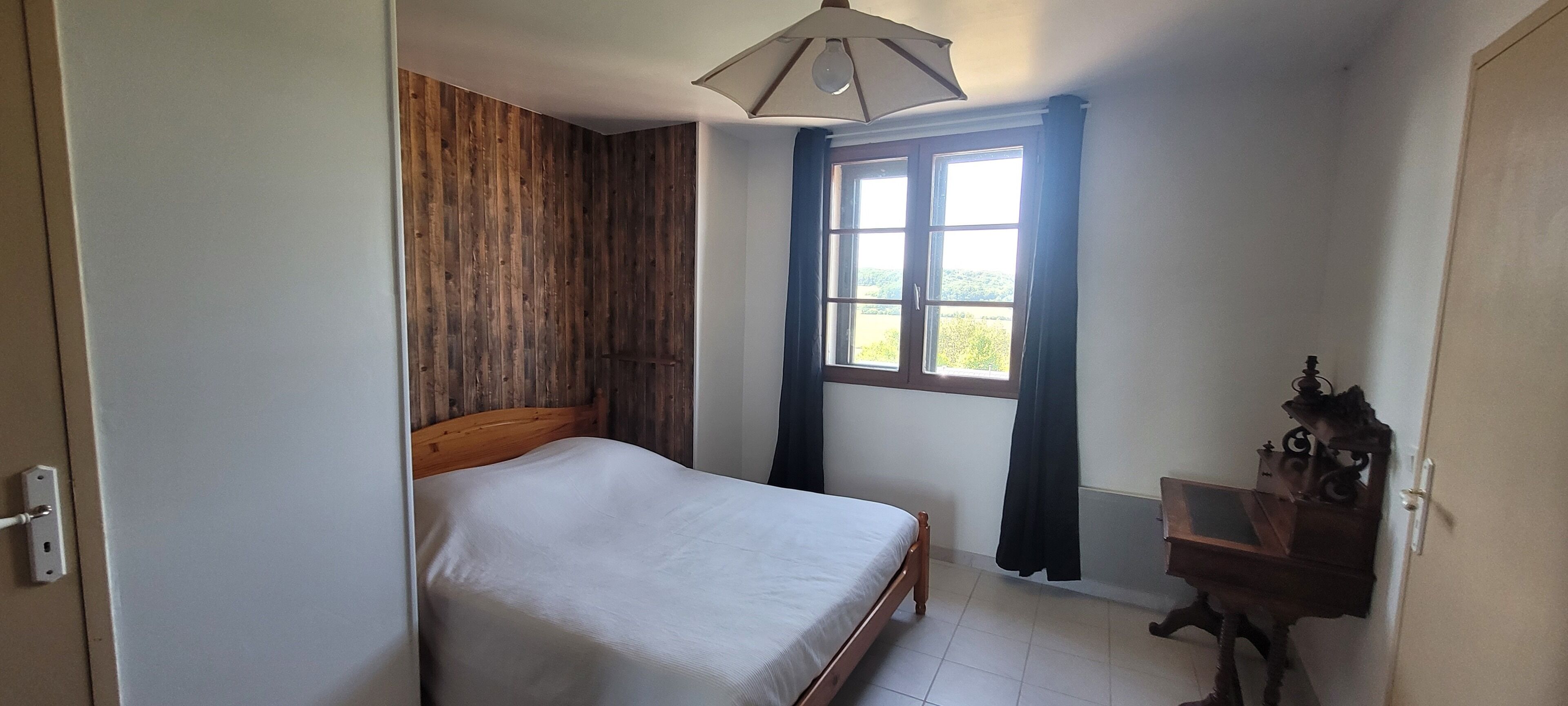 2 室のベッドルーム、WiFi (無料)、ベッドシーツ