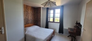 2 室のベッドルーム、WiFi (無料)、ベッドシーツ