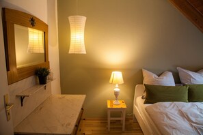 Een strijkplank/strijkijzer, wifi, beddengoed