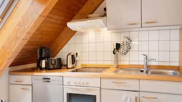 Fridge, oven, stovetop, dishwasher