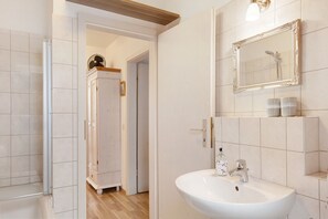 Shower, towels