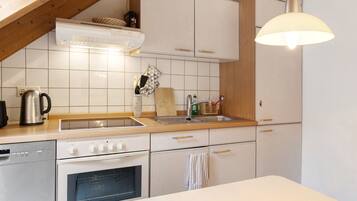 Køleskab, ovn, kogeplade, opvaskemaskine