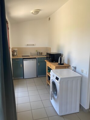 Refrigerador, microondas, parrilla de estufa y cafetera y tetera