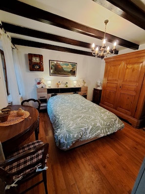 Iron/ironing board, WiFi, bed sheets