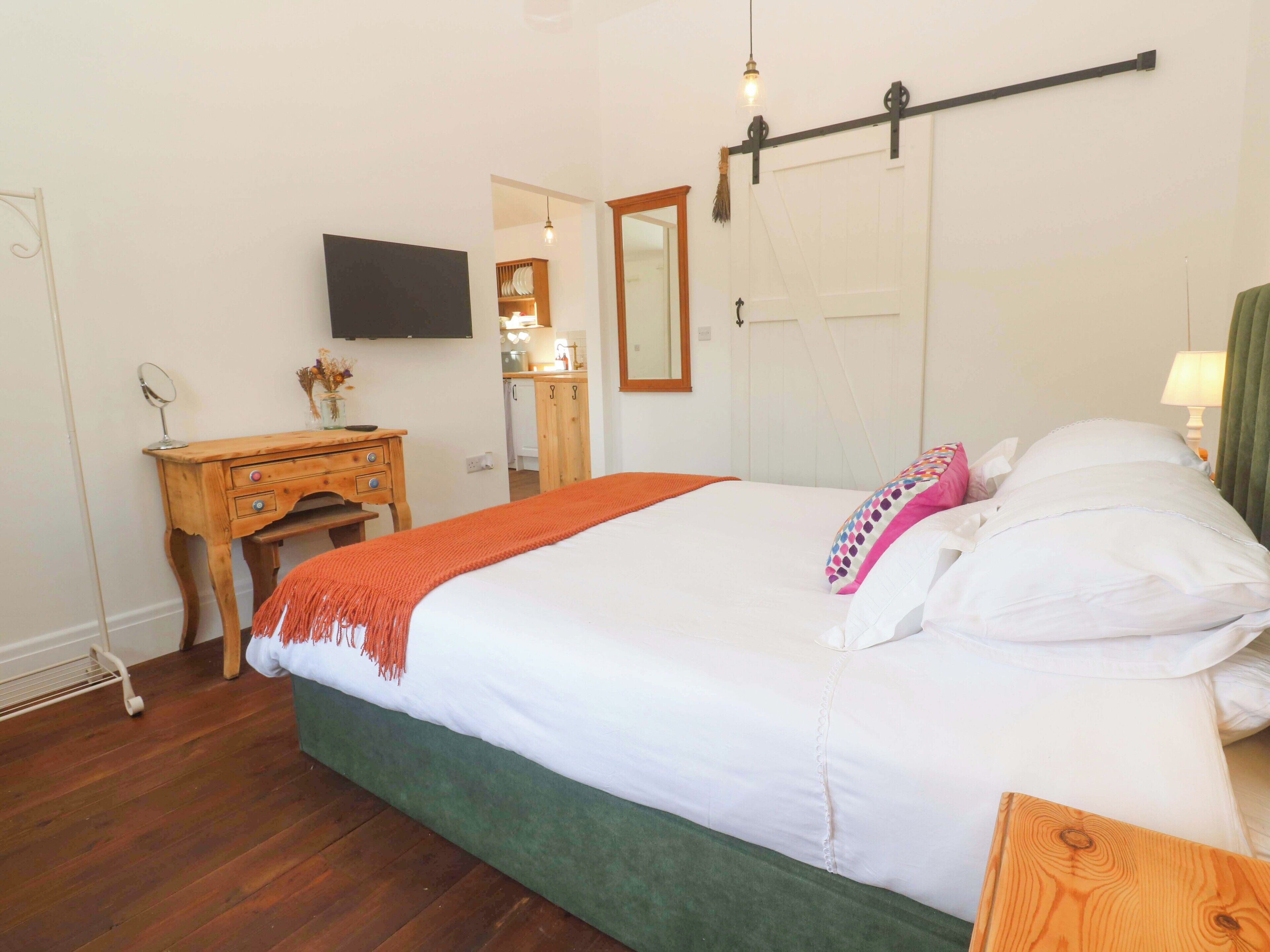 1 Schlafzimmer, individuell dekoriert, individuell eingerichtet