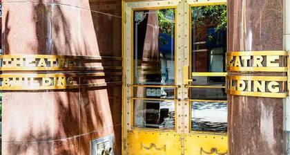 Charming downtown 2-bedroom walkable condo with WiFi, free parking & gym.