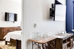 2 habitaciones, tabla de planchar con plancha, wifi y ropa de cama 