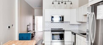 Charming downtown 2-bedroom walkable condo with WiFi, free parking & gym.