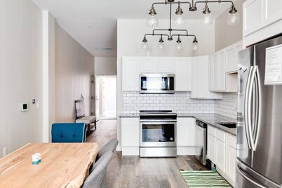 Charming downtown 2-bedroom walkable condo with WiFi, free parking & gym.