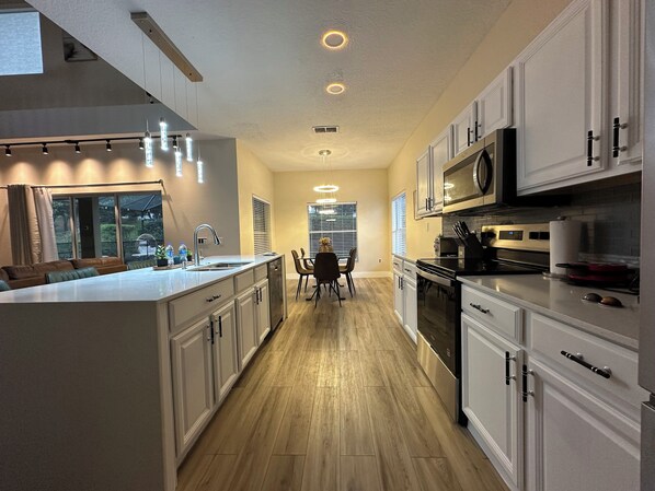 電子レンジ、オーブン、コンロ、食器洗い機