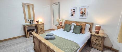 4 bedrooms, desk, iron/ironing board, WiFi