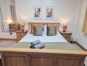 4 bedrooms, desk, iron/ironing board, WiFi