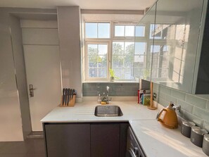 Réfrigérateur, four à micro-ondes, un four, surface de cuisson