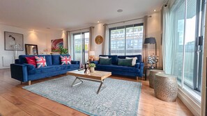 Een televisie en boeken