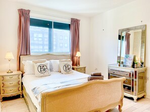 3 bedrooms, desk, iron/ironing board, Internet