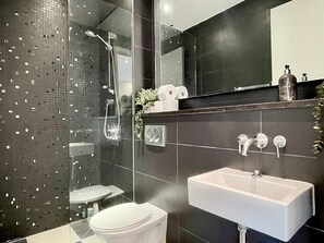 Sèche-cheveux, serviettes fournies