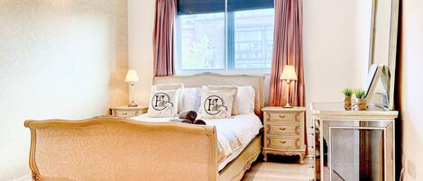 3 soverom, skrivebord, strykejern/-brett og internettilgang