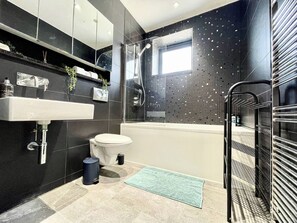 A modern bathroom with a bathtub, toilet, and shower. - 3bdr Penthouse W/ Balcony | islington, kings cross (London)