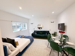 1 bedroom, desk, iron/ironing board, free WiFi - Sleek studio flat in Euston, British Museum (London)