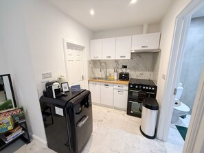 Fridge, microwave, oven, stovetop - Sleek studio flat in Euston, British Museum (London)