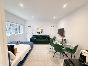 1 bedroom, desk, iron/ironing board, free WiFi - Sleek studio flat in Euston, British Museum (London)