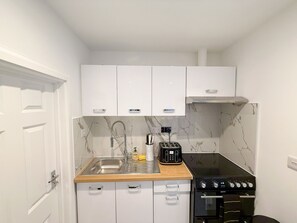 Fridge, microwave, oven, stovetop - Sleek studio flat in Euston, British Museum (London)