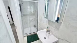 Sèche-cheveux, serviettes fournies