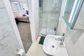 Bathroom - Modern Studio Flat Near Euston & king's cross (London)