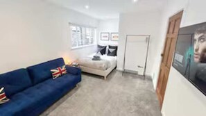 1 slaapkamer, een bureau, een strijkplank/strijkijzer, internet