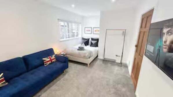 1 chambre, bureau, fer et planche à repasser, accès Internet