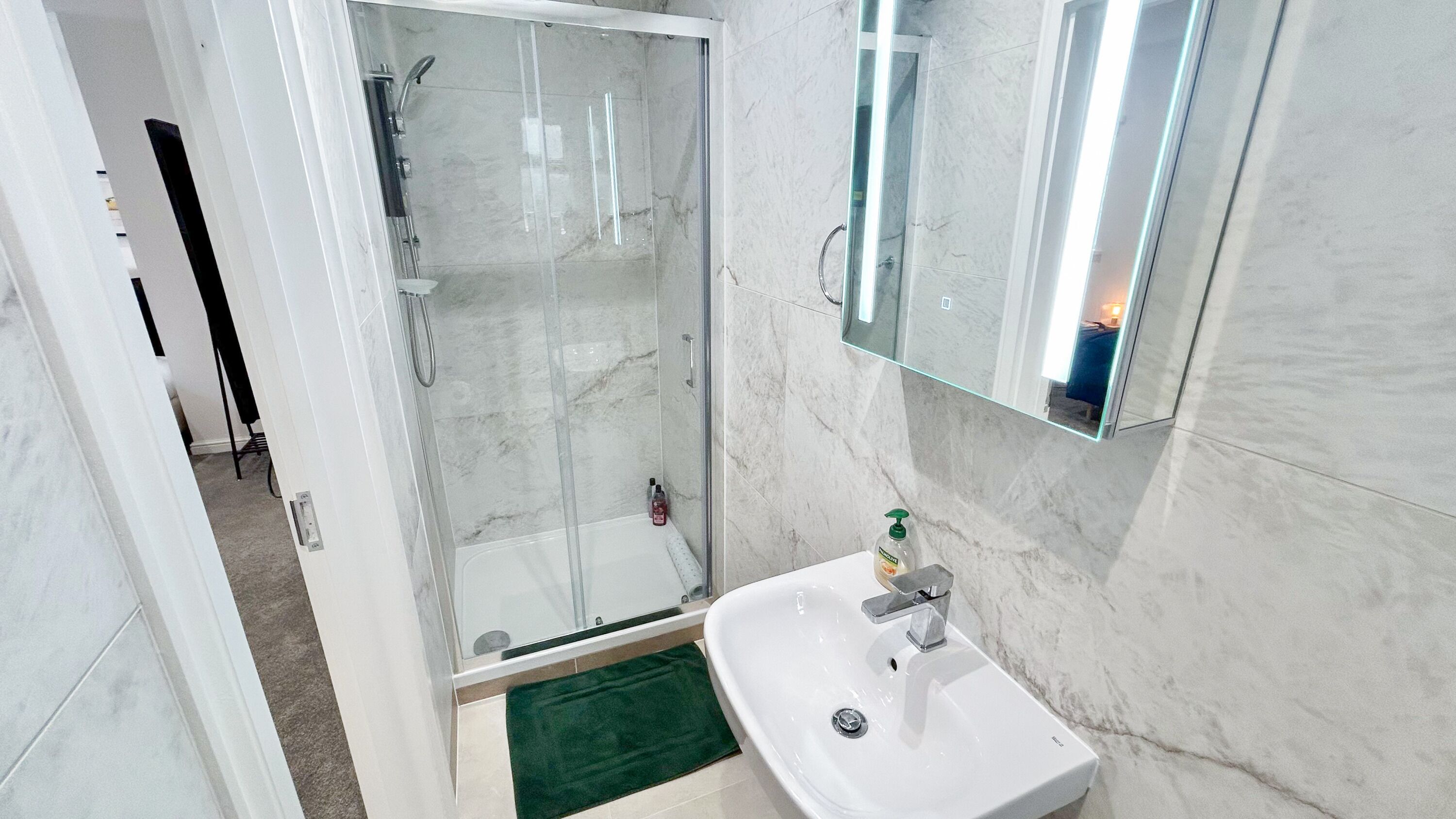 Sèche-cheveux, serviettes fournies