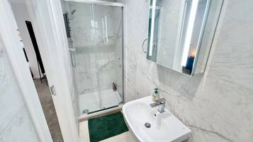 SĂšche-cheveux, serviettes fournies