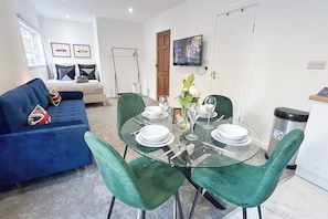 Dining - Modern Studio Flat Near Euston & king's cross (London)