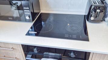 Jääkaappi, uuni, liesi, astianpesukone