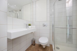 Shower, hair dryer, towels, shampoo - Colorful Apartment with 2 Bedrooms | Workspace (Warszawa)