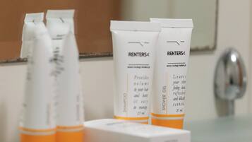 Een douche, een haardroger, handdoeken