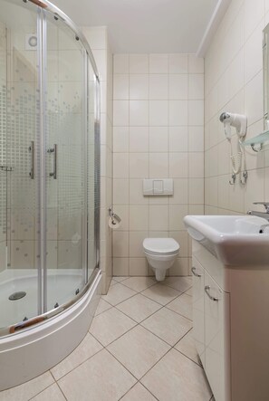 Een douche, een haardroger, handdoeken