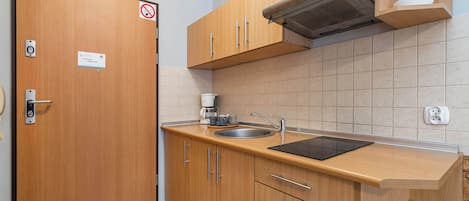 Refrigerador, parrilla de estufa, cafetera y tetera y tostadora