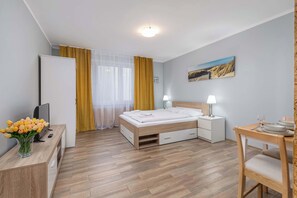 Een strijkplank/strijkijzer, wifi, beddengoed