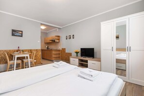 Tabla de planchar con plancha, wifi y ropa de cama 